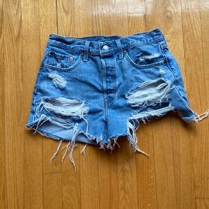 Levi 501 distressed jean short in size 28